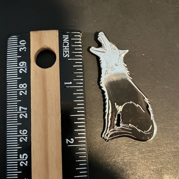 HOWLING WOLF PIN silver tone - Picture 3 of 5